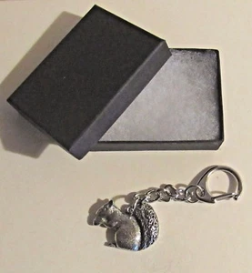 F) KEYRING PEWTER SQUIRREL COUNTRY WILD RODENT GRAY RED BUSHY TAIL TREES ACORNS - Picture 1 of 3