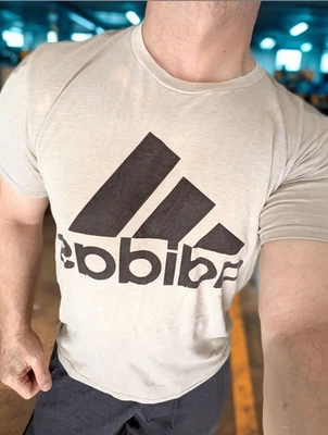 CAMISETA HOMBRE: Adidas Logo Go-To Performance Entrenamiento Ajuste Atlético Beige MEDIANO M Foto 1 de 3