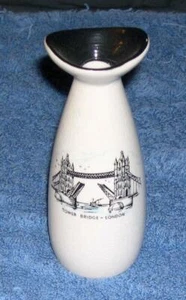 WADE CERAMICS - Porcelain 4 5/8" Souvenir Vase, Tower Bridge - Picture 1 of 1