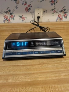 Vintage GE General Electric 7-4662B AM/FM Alarm Clock Radio Wood Grain (TESTED) - Picture 1 of 6