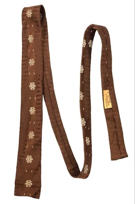 Forma de ajuste vintage de Cavalier of Louisville marrón con corbata de extremo cuadrado dorado y plateado Foto 1 de 4