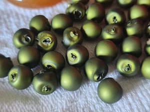 Lot 12 mini boutons anciens en verre satiné vert mat boule 0,7 cm ref 3331 - Picture 1 of 2