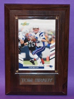 Tom Brady 新英格兰爱国者队 6-1/2 英寸 x 4-1/2 英寸木牌带卡片和铭牌 — 第 1/3 张图片
