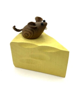 Vintage Otagiri Japan Rare Cryptomeria Wood Mouse on Cheese Figurine - Picture 1 of 8