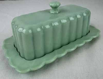 Plato de mantequilla de vidrio de leche jadeíta de jade belleza atemporal con tapa Pioneer Woman Foto 1 de 4