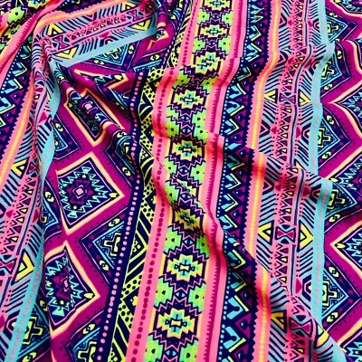 Tela estampada étnica multicolor spandex elástica 60" de ancho por yarda para trajes de baño Foto 1 de 4