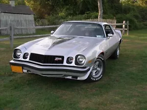 Póster Chevy Camaro Z28 1977 (plateado) | 24x36 pulgadas | autos Z - Imagen 1 de 1