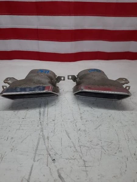 Mercedes-Benz E550 2010 puntas de escape dobles cromadas OEM Foto 1 de 4