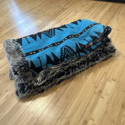Manta Spirithoods Gris Lobo Piel Sintética 65 X 57 pulgadas Patrón estampado azteca en muy buena condición Foto 1 de 4