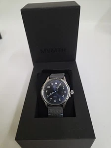 NEU✅ MVMT FIELD NUMBER DIAL GRAU STOFFBAND HERREN UHR - Bild 1 von 11