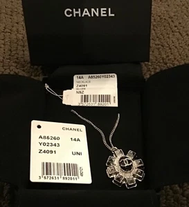 Authentic Chanel adjustable necklace with charm pendant cc logo new in box - Picture 1 of 8