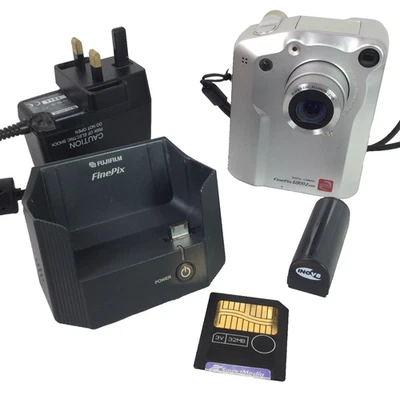 Fujifilm Digital Camera Finepix 6800Z Zoom 3.2MP Super CCD Charging Cradle - Image 1 of 4