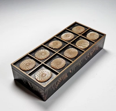 Antigua caja cubierta japonesa con nácar y fichas de juego Foto 1 de 4