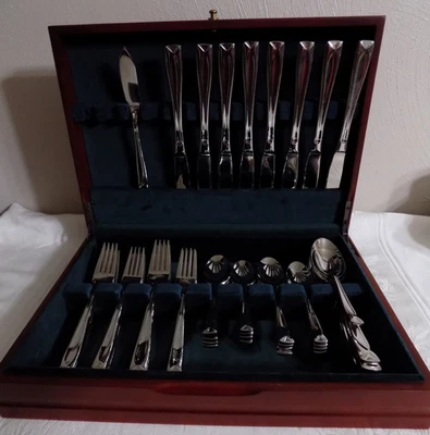 Oneida glossy 18/10 Lincoln service for 8 flatware stainless set of 45 pcs w/box - Image 1 of 4