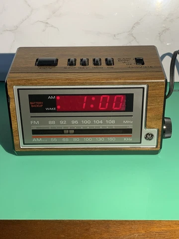 Vintage General Electric Model 7-4601A AM/FM Digital Radio Alarm Clock Tested Cover