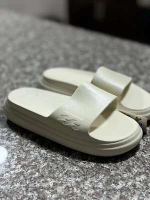 Cojín de nube brillante marfil Billabong plataforma toboganes de playa con talla 9 de EE. UU.  Foto 1 de 4