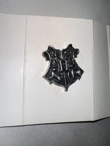 Harry Potter Hogwarts Gryffindor Ravenclaw Slytherin Hufflepuff CREST Anstecknadel - Bild 1 von 4