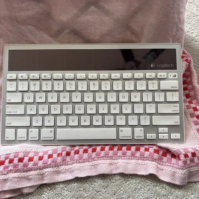 EUC Logitech k760 Wireless Bluetooth Solar Powered Keyboard White Model #Y-R0029 - Image 1 of 3