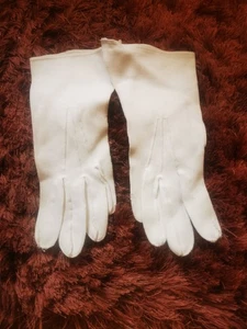 PAIR OF 1950S 1960S VINTAGE IVORY FAUX SUEDE GLOVES SMALL/MEDIUM, GOOD CONDITION - Picture 1 of 5