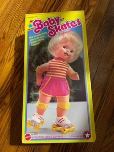 Baby Schlittschuhe Puppe komplett 1982 Mattel Vintage Sammlerstück Neu - Bild 1 von 3