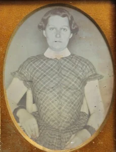 Hübsche junge Dame mit toller Haltung im vollen Etui (1/9 Platte Daguerreotypie) - Bild 1 von 6