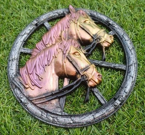 Placa colgante de pared de caballo y rueda de resina negra polvo dorado brillo plateado - Imagen 1 de 3