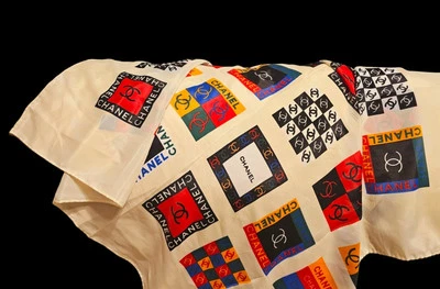 BUFANDA CUADRADA DE SEDA VINTAGE CHANEL COLORES VIBRANTES PRIMARIOS ESTAMPADO LOGOTIPO Foto 1 de 4