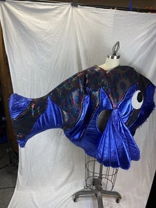 Maskottchen Fisch Kostüm Meerjungfrau, Seussical Musical Erwachsenengröße blauer Fisch - Bild 1 von 4