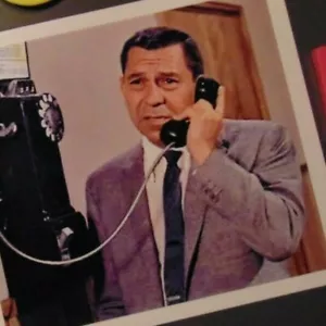 DRAGNET Kühlschrankmagnet Joe Freitag 60er TV Show POLIZEI Detektiv Münztelefon Männerhöhle - Bild 1 von 6