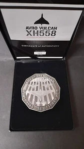 Avro Vulcan XH558 Antique Silver Commemorative Medal Coin 220 GRAMS - Foto 1 di 10