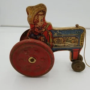 Giocattolo vintage Gong Bell Farm Boy con cane su trattore metallo e legno - Foto 1 di 18