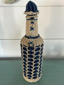 Bottiglia liquore vino vintage in vetro con coperchio plastica stile vimini tessuto involucro Spagna - Foto 1 di 3