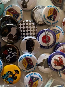 VESPA, MOTORSPORT Collectibla Pinback Buttons makelloser Zustand - Sie wählen - Bild 1 von 29