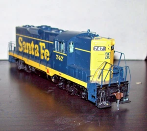 HO SCALE SANTA FE GP9 PHASE II - GENESIS G-62385 - DCC & SOUND - PRE-OWNED - Picture 1 of 4