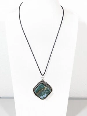 Collar de cordón negro colgante cuadrado piedra verde estilo Bali costero playa 19 pulgadas Foto 1 de 4