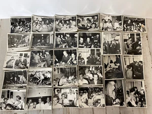 28 Fotos Vintage B&W Blanco Negro Hombres Bebiendo en el Trabajo Escuela Hombres Efímeras - Imagen 1 de 11