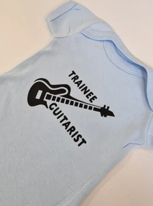 Divertida Bebé Crece-Impresa-Guitarrista-Aprendiz-Guitarra Bebé Crece-Ropa de Bebé Rock - Imagen 1 de 17