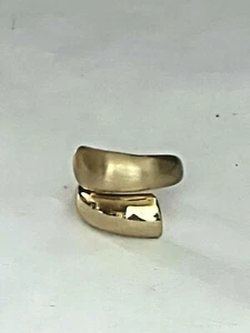 JE7651 DESIGNER INSPIRED UNIQUE 2 SHADE GOLD TONE METAL RING SIZE 9 - Picture 1 of 2