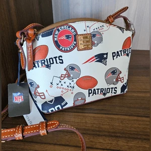 NUEVO Dooney & Bourke NFL Patriots Suki Bandolera Cartera Cuero - Imagen 1 de 16