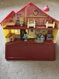 Bluey Hela Familienhaus + Bluey & Papa Figuren & 8 Zubehörteile - sehr guter Zustand - Bild 1 von 9