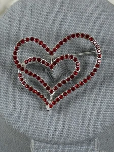 Schöne Kristall Doppel Herz Brosche/Anhänger rote Steine silberfarben - Bild 1 von 8