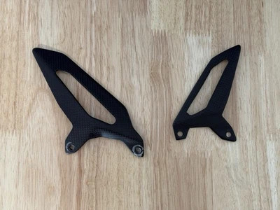 Protectores de talón de fibra de carbono Ducati Panigale 1199 1299 899 959 V2 - DBK/Ducabike Foto 1 de 4
