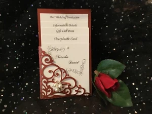 BOLSILLO DE COLECCIÓN 4 TARJETAS DE CORTE LÁSER DE PERLAS MARRONES CON INVITACIÓN DE BODA BORGOÑA - Imagen 1 de 5