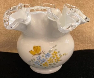 Vintage Firmado Fenton Vidrio Blanco Rosa Cuenco Flores Mariposas 4 1/2 Pulgadas Alto - Imagen 1 de 10
