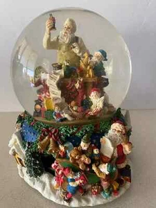 Kirkland Signature musikalischer Wasserglobe mit drehbarer Basis, Santas Worksho - Bild 1 von 21