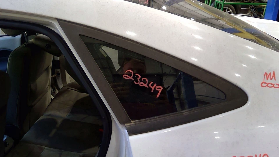 Moldura preta lateral do motorista 11 - 19 Ford Fiesta Sedan quarto de vidro LH fabricante de equipamento original - Imagem 1 de 1