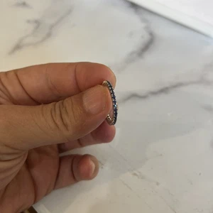 14 Karat Weißgold Eternity Ring mit rundum Saphir Größe 81/2 - Bild 1 von 8
