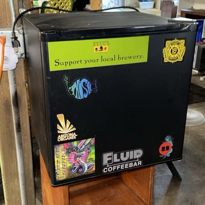 Mini refrigerador portátil congelador USB de una sola puerta Foto 1 de 2