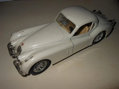 Modellino auto Burago 1:24 Jaguar XK 120 1948 made in Italy bianco - Immagine 1 di 4