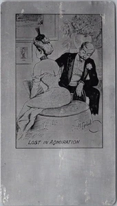 Postal de aluminio de metal estaño de 1900 "PERDIDO EN ADMIRACIÓN" artista GERBAULT / Canadá - Imagen 1 de 2